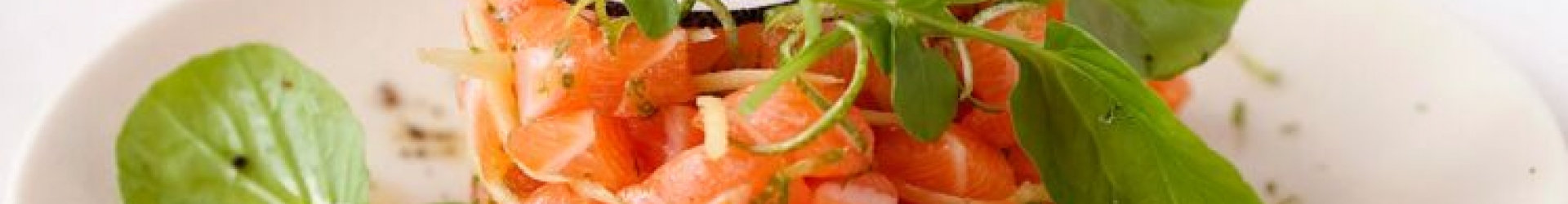 Tartare de saumon, gingembre et coriandre et tuiles au piment d’Espelette
