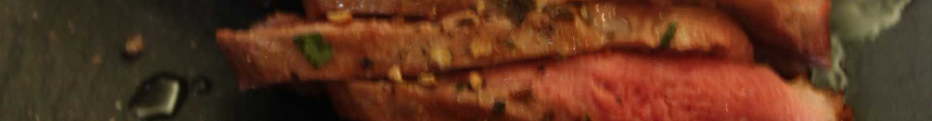 Magret de canard aux épices, écrasé de pommes de terre au romarin et poudre de châtaignes